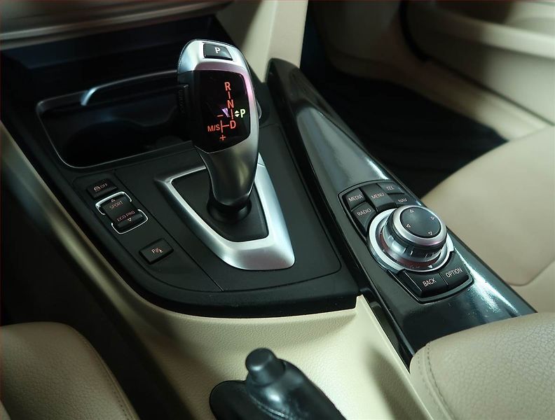 BMW Řada 3 (2016) Luxury Line 320d xDrive GT - fotka 16 z 18