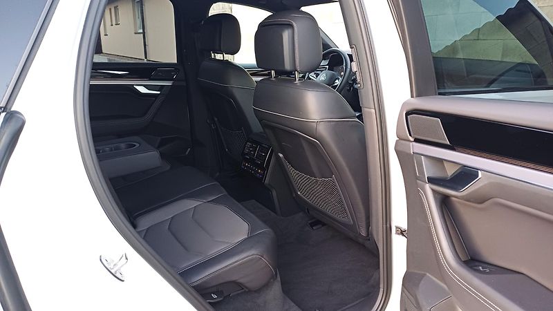Volkswagen Touareg R-LINE 210kW-WEBASTO-HUD-TZ- - fotka 11 z 50