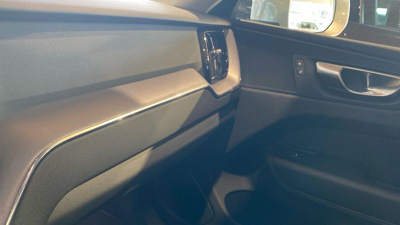 Volvo XC60 MOMENTUM PRO, B4 AWD, 145+10 k - fotka 14 z 30