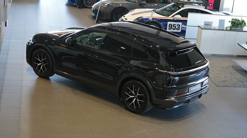 Porsche Cayenne Electric 360 Pano Display spol - fotka 3 z 9