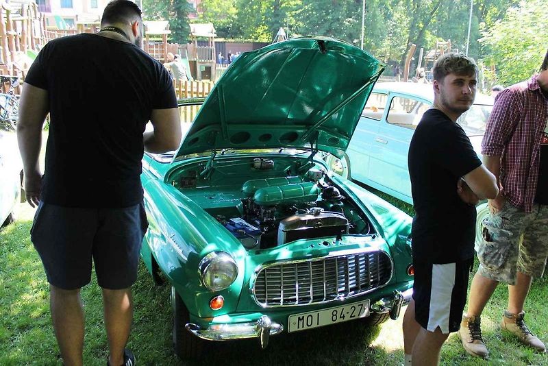 V Litvínově se uskutečnil již osmý sraz historických vozidel. Letos na něj poprvé přijel legendární jezdec z Dakaru a někdejší závodník ve Formuli Easter Jiří Moskal. Na snímku je v rozhovoru s jedním z návštěvníků.