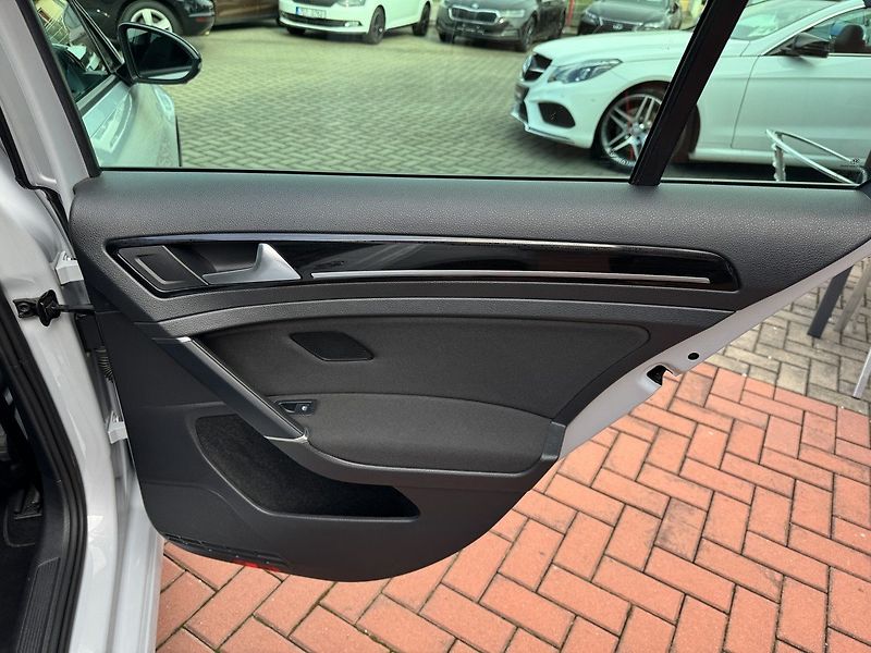 Volkswagen Golf (2017) 1.4TSi HighLine LED Navi Pano - fotka 23 z 50