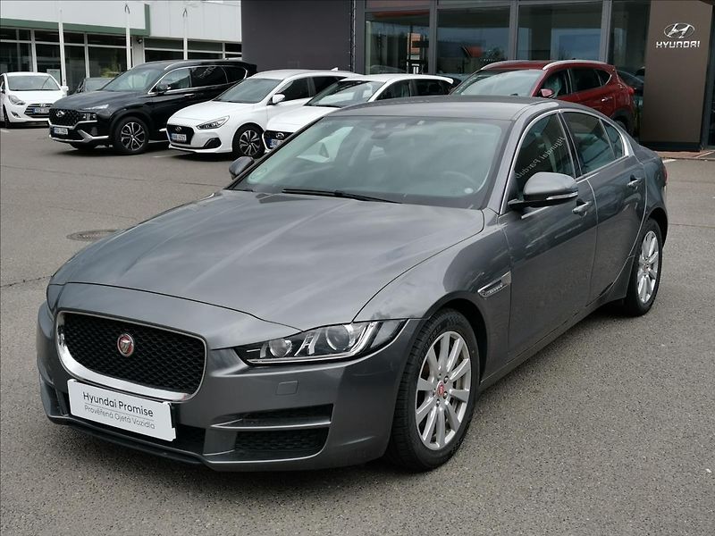 Jaguar XE 2,0 20t 147kW PURE 8AT - fotka 2 z 17