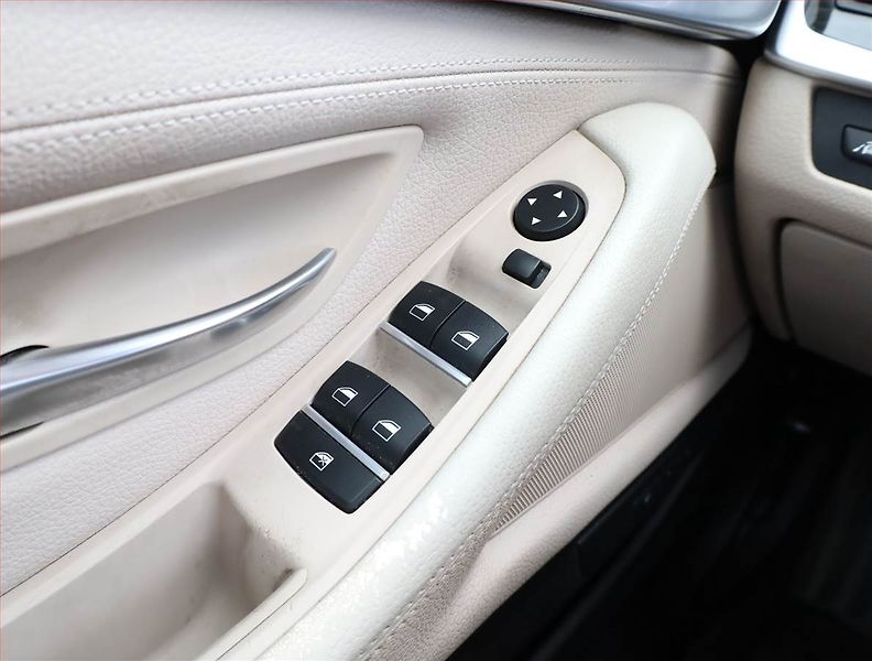 BMW Řada 5 (2016) 520d xDrive, 4X4, Automat, ČR - fotka 18 z 20