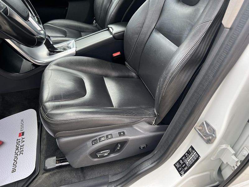 Volvo XC60 2,4 AWD D4 Summum 1.maj.  - fotka 28 z 56