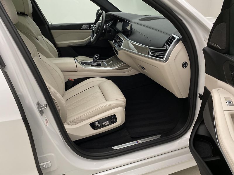 BMW X7 xDRIVE 30d M-PAKET CZ 6míst - fotka 23 z 88