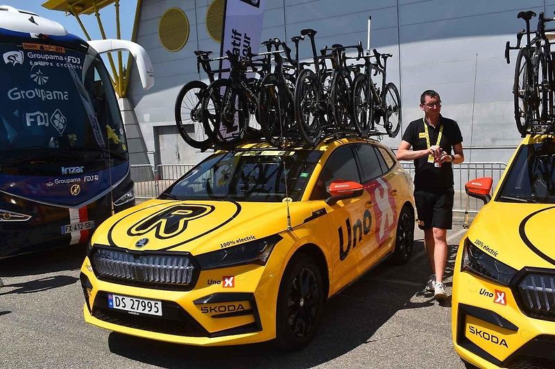 I v letošní Tour de France hrají kromě závodníků velkou roli auta značky Škoda.