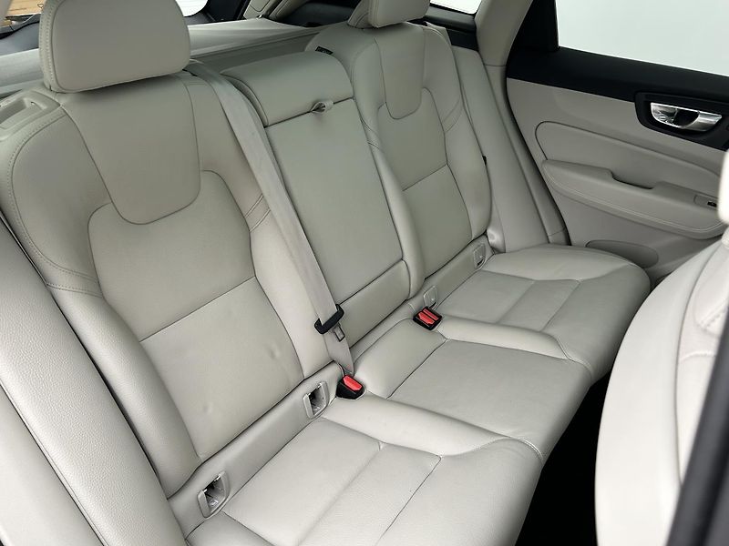 Volvo XC60 2.0  B4 4x4 PLUS  Black - fotka 14 z 32
