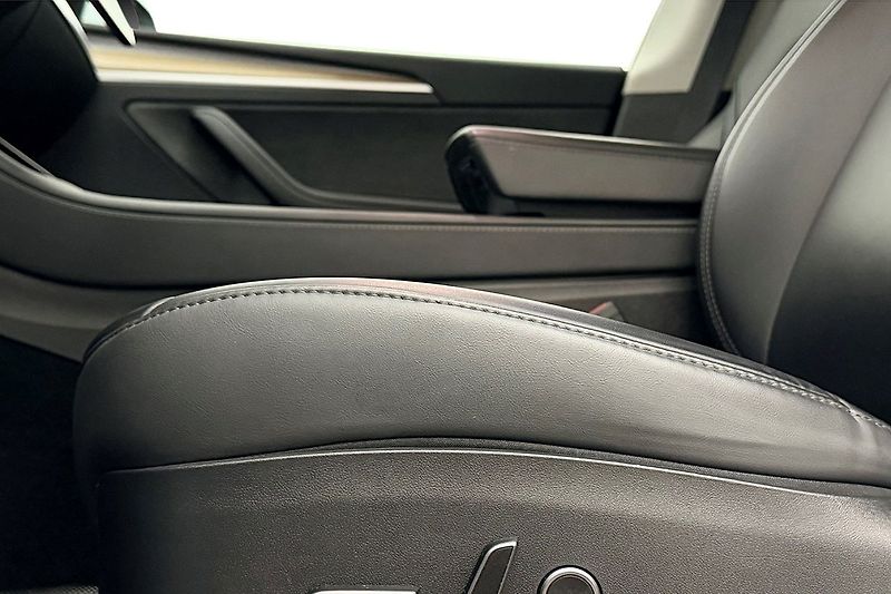 Tesla Model Y Long Range AWD - fotka 12 z 31