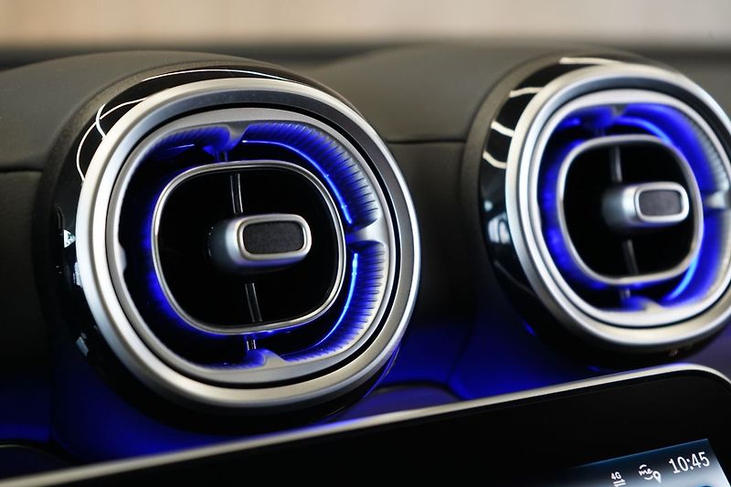 Mercedes-Benz Třídy C 300d 4MATIC AMG, Panorama, HUD - fotka 43 z 50