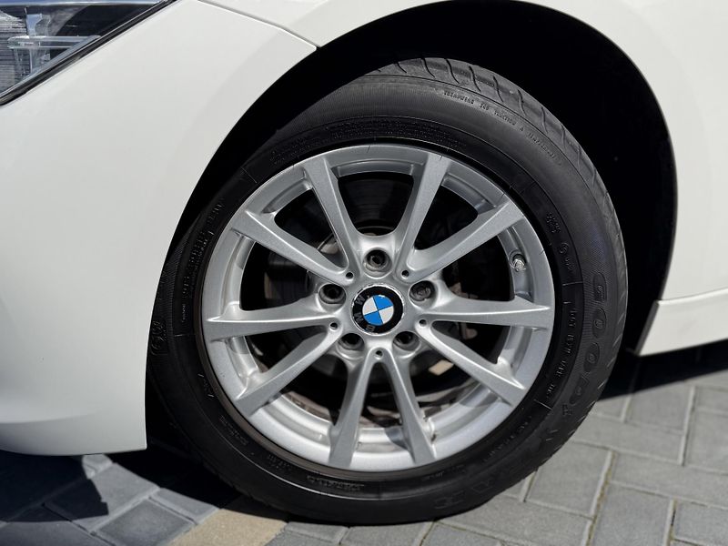 BMW Řada 3 (2018) 318i 100 kw / automat - fotka 10 z 17