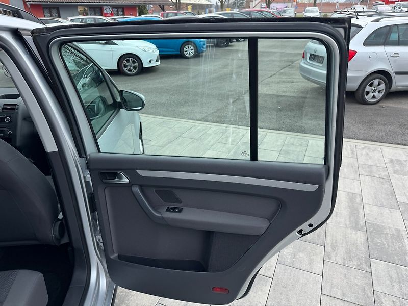 Volkswagen Touran (2012) Trendline 1.6 TDI 77kW - fotka 22 z 31