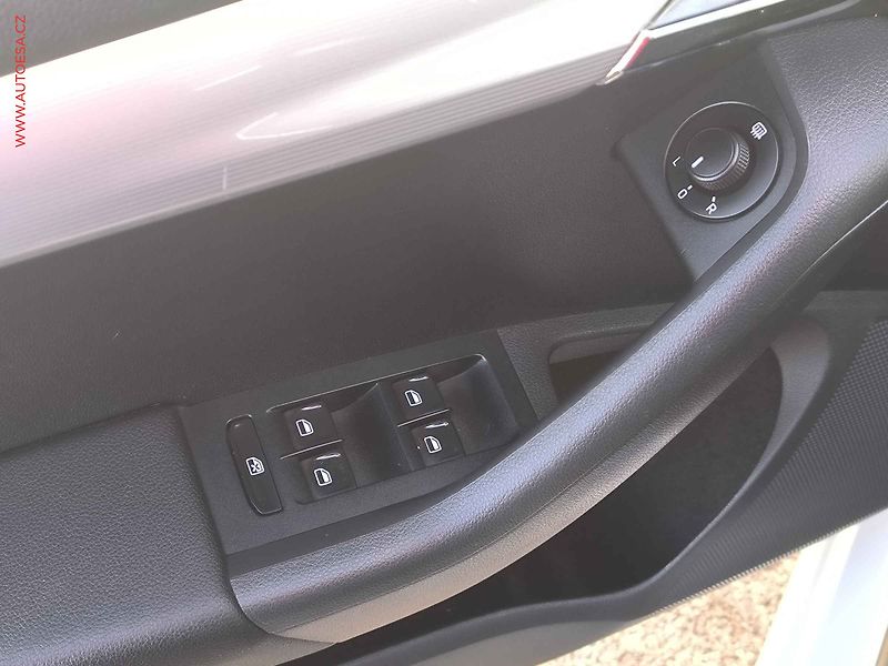 Škoda Octavia (2015) 1.6TDi, ČR, AC, výhřev sed. - fotka 15 z 17