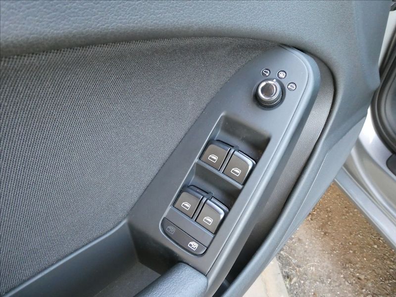 Audi A4 2,0 TDi 125kW serviska,NAVI - fotka 30 z 40