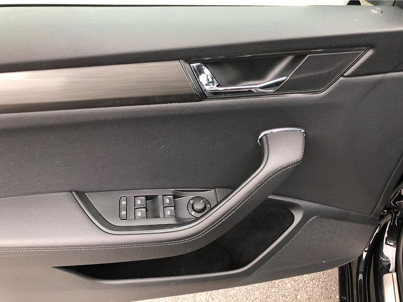 Škoda Superb COMBI 2.0 TDi DSG 7st. SYTLE - fotka 15 z 30