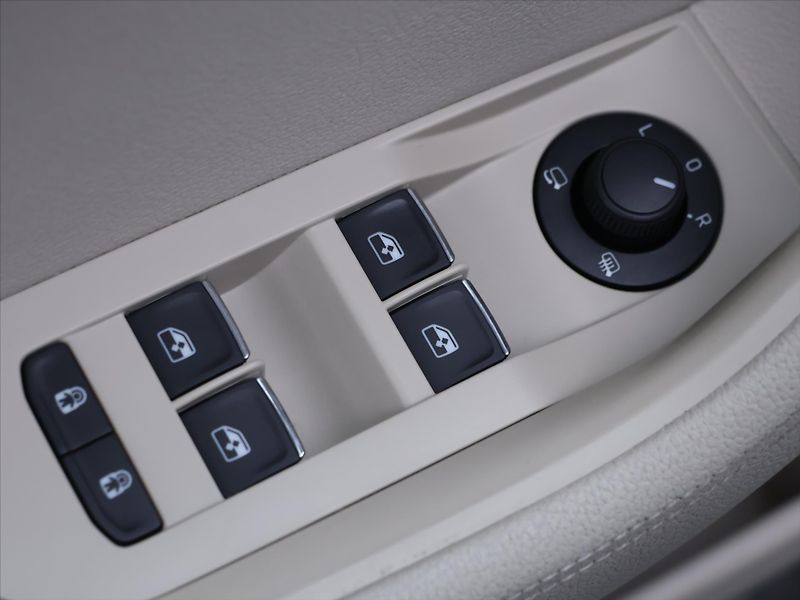 Škoda Superb 2,0 TDI 140kW DSG 4x4 Style CZ - fotka 14 z 32