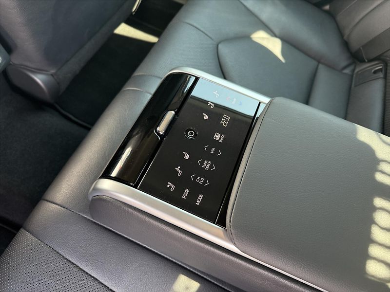 Toyota Camry 2,5 Executive VIP - fotka 18 z 21