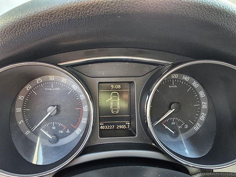 Škoda Superb (2011) 2.0TDI - fotka 11 z 19