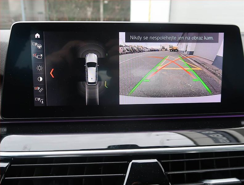 BMW Řada 5 (2019) Sport Line 530d xDrive - fotka 18 z 26