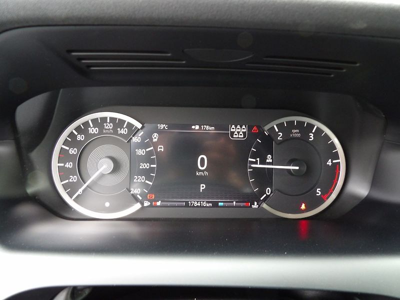 Land Rover Discovery Sport D150 S AWD A/T 7míst Tažné DPH - fotka 15 z 35