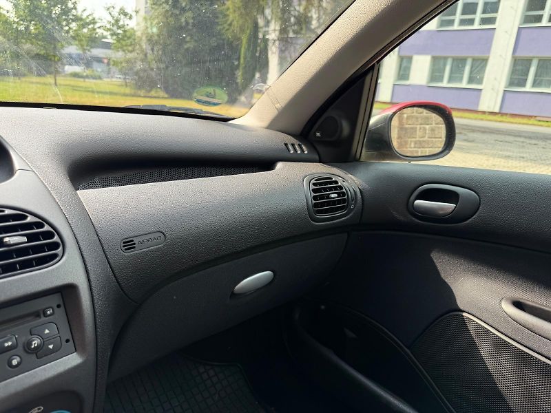 Peugeot 206 1,4i / 55 kW / sada pneu  - fotka 17 z 18