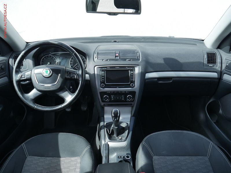 Škoda Octavia (2012) 1.6 TDi, ČR, Elegance - fotka 8 z 23