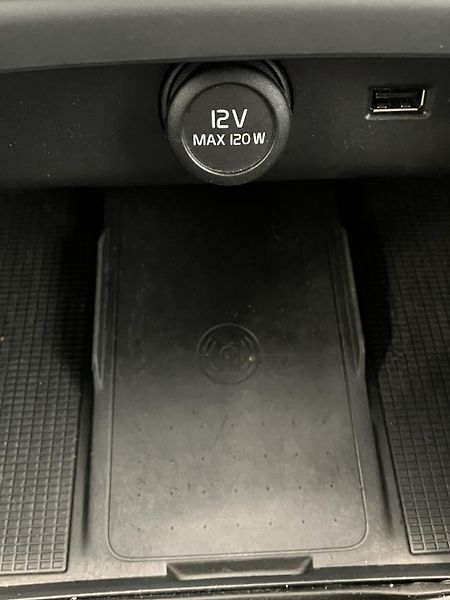 Volvo XC40 T3 FWD Kinetic AT8 - fotka 16 z 36