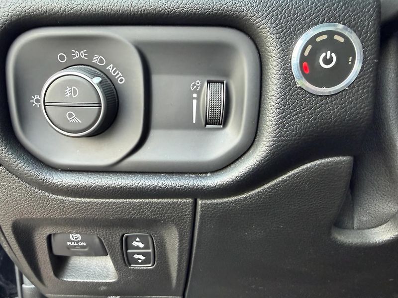 Dodge RAM (2021) +HEMI+LPG+BEEE+PANORAMA+ - fotka 14 z 21