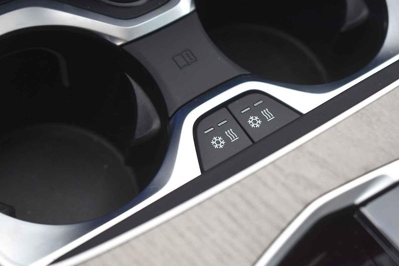 Velké SUV je překvapivě schopné i na zatáčkovitých silnicích