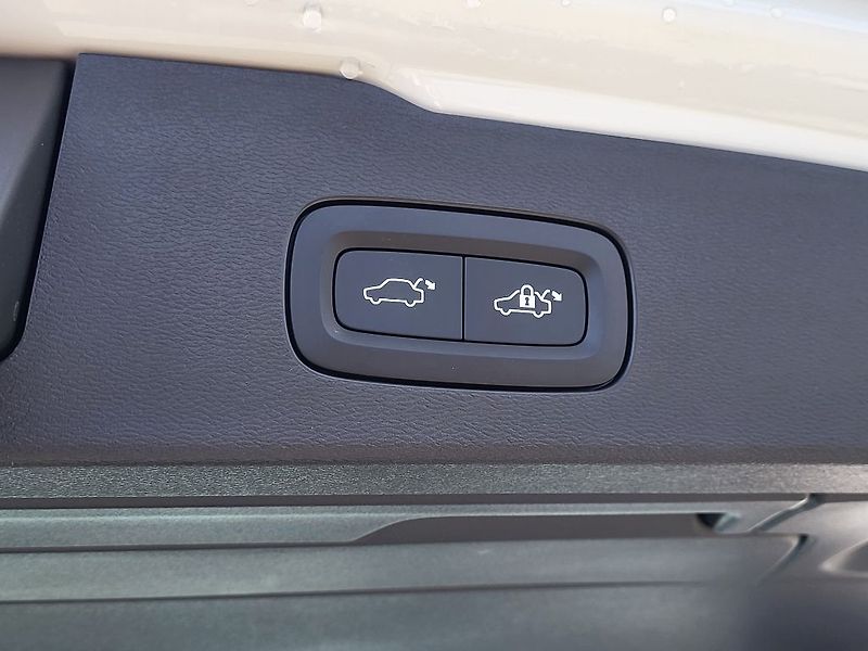 Volvo V60 PLUS DARK B4 FWD 145 kW - fotka 16 z 37