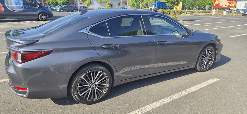 Lexus ES 300h (2023) - fotka 2 z 9