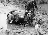 BMW R75 se brodí bahnem někde v Rusku.