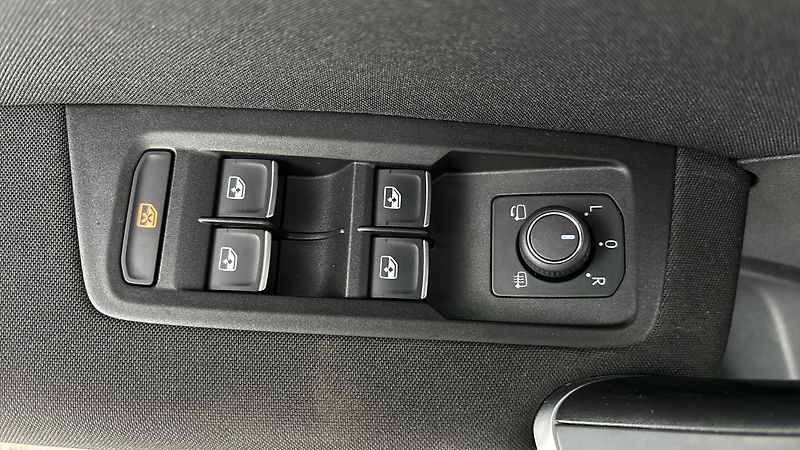 Volkswagen Touran 2.0 TDI DSG Highline - fotka 22 z 26