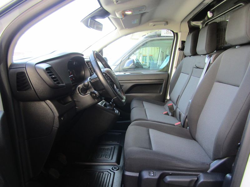 Toyota ProAce (2023) 1,5 D-4D 88 KW - fotka 23 z 26