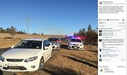 „Policie chytila tento Falcon, jak letí 200 km/h přes školní zónu! Chlapík si teď užije minimálně šest měsíců bez řidičáku, tři měsíce bez auta a šťavnatou pokutu 2350 dolarů. Doufejme, že si to může dovolit (a-Ford je slovní hříčka s výrazem afford).