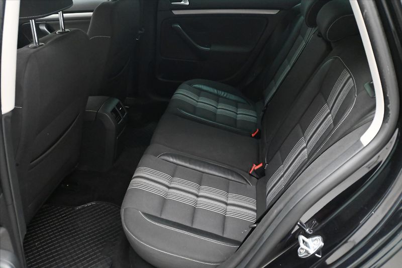 Volkswagen Golf 1,6 TDI 77kW MATCH Navigace - fotka 14 z 27