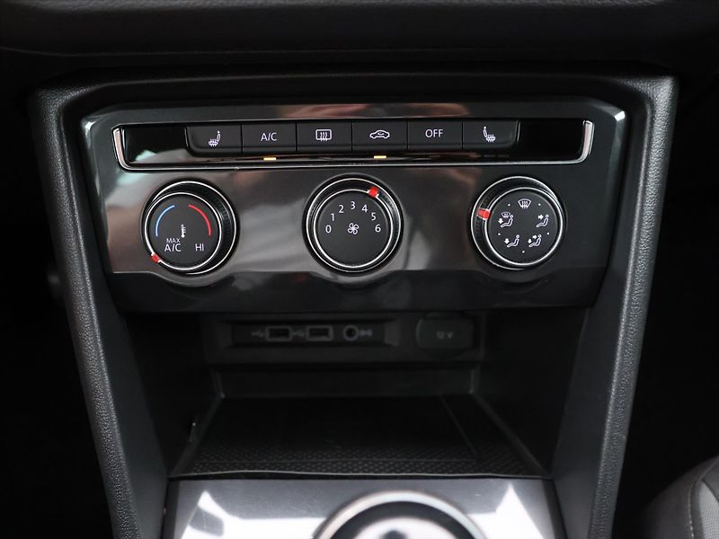 Volkswagen Tiguan 1.4 TSI 110kW Virtual 1.Maj. - fotka 20 z 29
