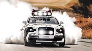 Rolls-Royce Wraith. „Tohle je ‚George The Rolls\'. Pod kapotou má upravený motor na 810 koní (596 kW) od Absolute Motors. Má 24palcová kola, magnetickou zahrádku a samozřejmě by nebyl kompletní bez pořádně laděného výfukového systému.“