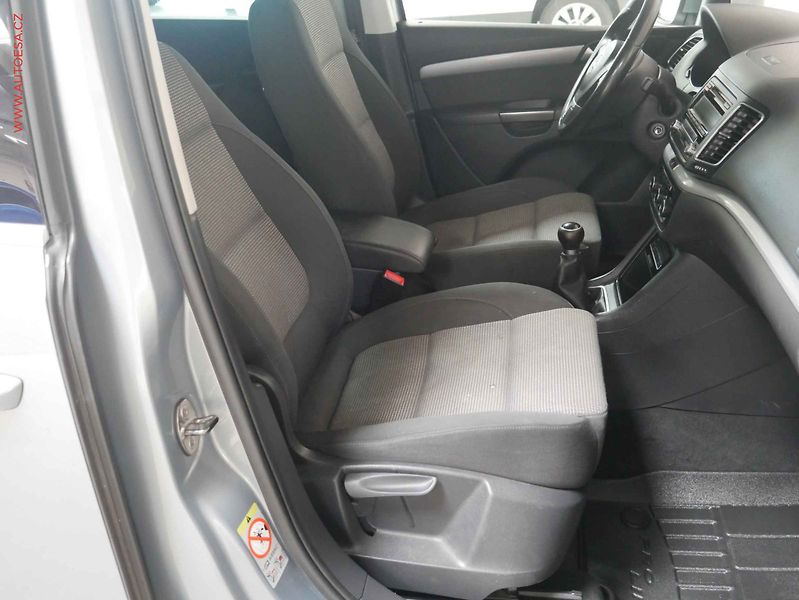 Volkswagen Sharan (2011) 2.0 TDi, AC, výhřev sed - fotka 12 z 20