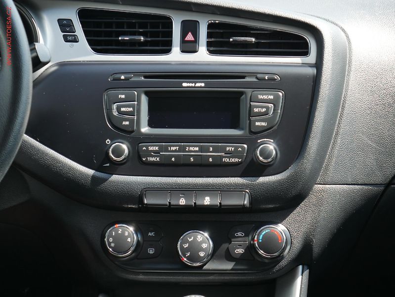 Kia Ceed (2014) 1.4i, 1.maj,ČR, AC - fotka 11 z 19