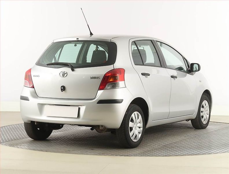 Toyota Yaris (2010) 1.0 VVT-i, Serv.kniha - fotka 5 z 15