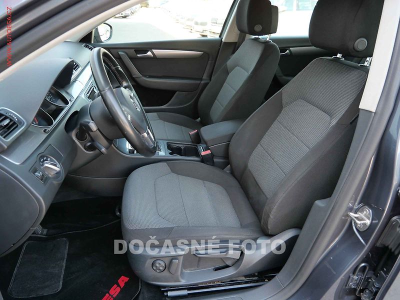Volkswagen Passat (2014) 2.0 TDi, Navi, xenon - fotka 9 z 23