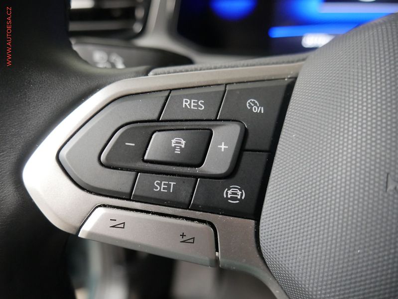 Volkswagen T-Roc (2023) 1.5TSi, 2.maj,ČR, Life, LED - fotka 20 z 25