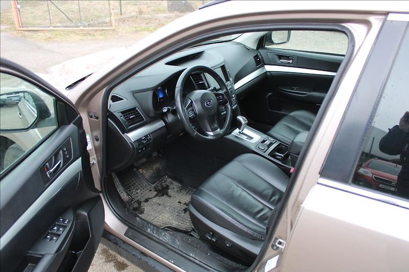Subaru Outback 2,0 D  4 x 4, ČR, SERVISKA - fotka 9 z 29
