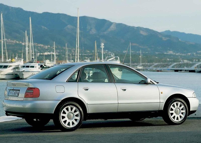 Audi A4 se v první generaci chlubila nápaditými propagačními snímky.