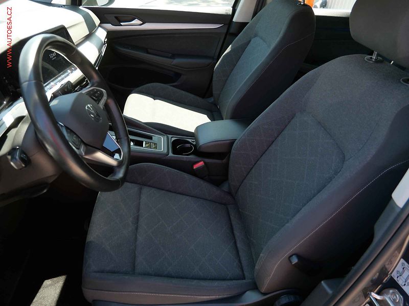Volkswagen Golf (2023) 1.0 eTSi, ČR, Life, AT, LED - fotka 9 z 31