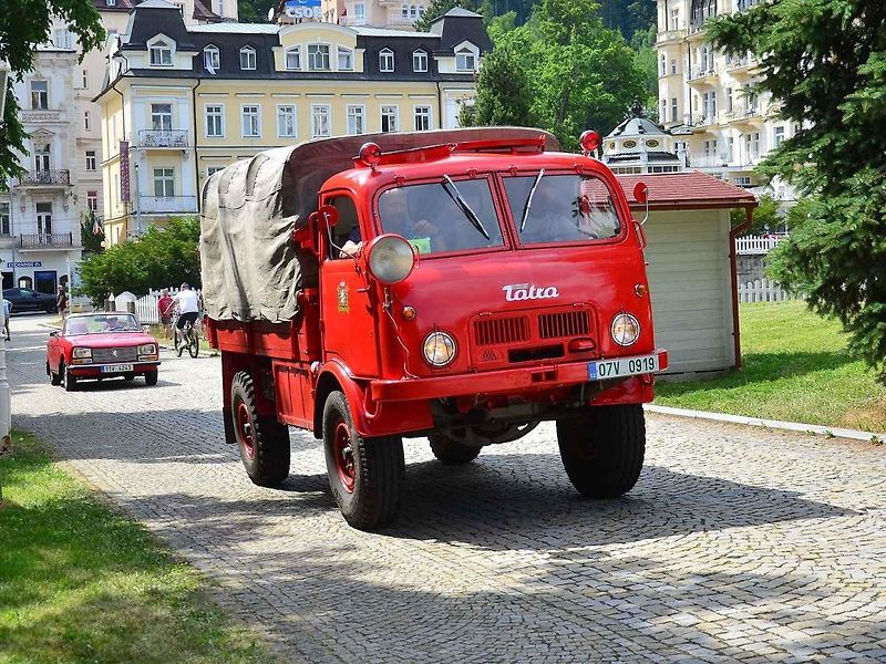 Přehlídka veteránů na Arnice v Mariánských Lázních. Sanitka Cadillac
