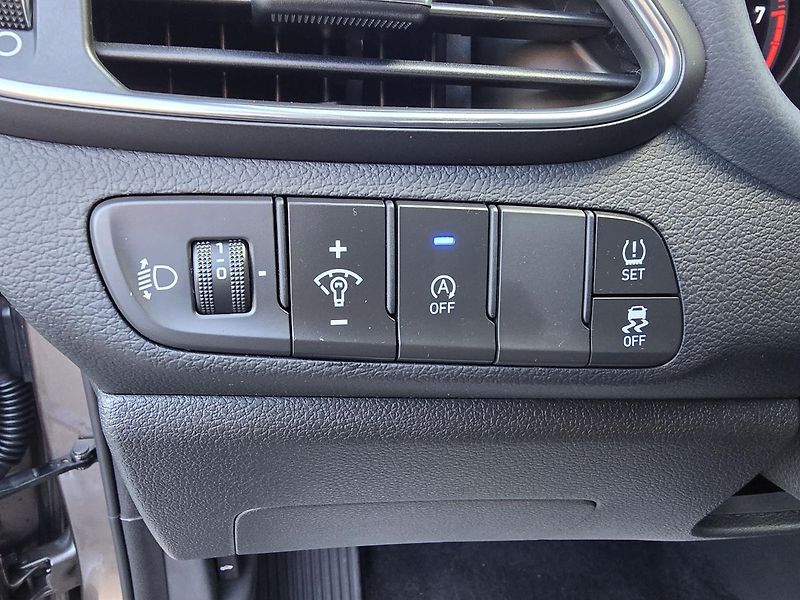 Hyundai i30 88kW COMFORT LED KAMERA NAVI - fotka 26 z 37