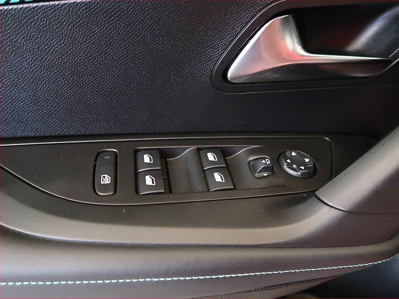 Peugeot 2008 (2022) Allure 1.2 PureTech, Automat - fotka 16 z 17