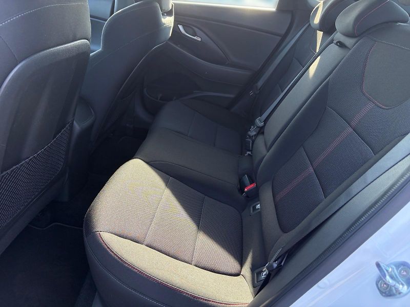 Hyundai i30 (2021) N LINE 1.5T-GDI 118kW CZ DPH - fotka 8 z 11